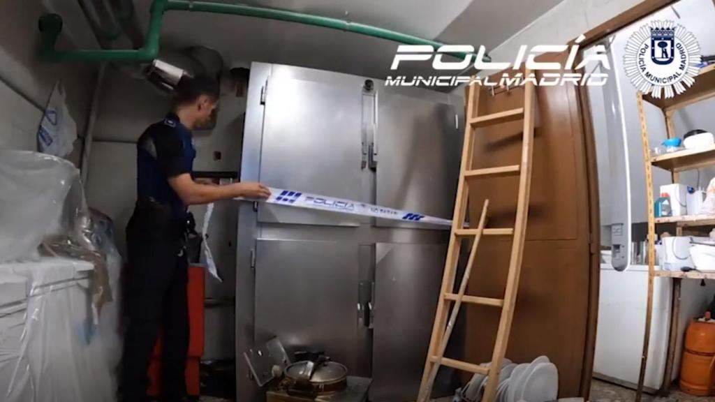 Un policía municipal precintando el kebab de Madrid lleno de suciedad, grasa e infestado de cucarachas.