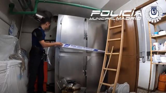 Un policía municipal precintando el kebab de Madrid lleno de suciedad, grasa e infestado de cucarachas.