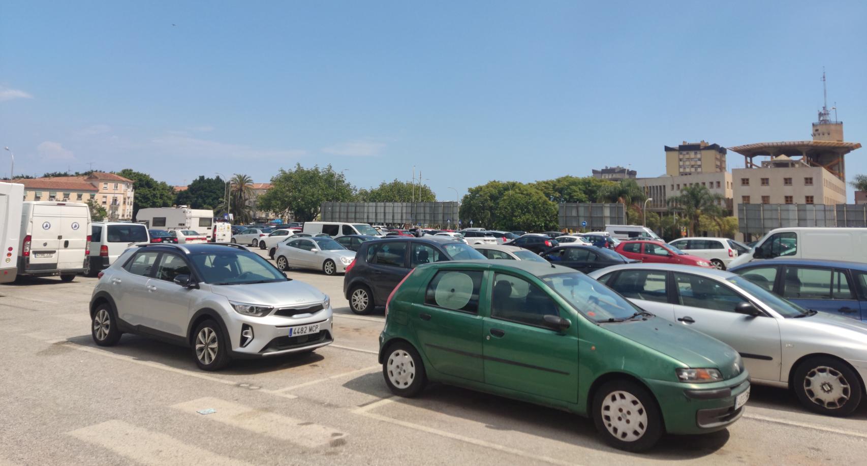 Imagen del solar elegido para la construcción del futuro CaixaForum de Málaga, con la Comisaría de la Policía Nacional al fondo.