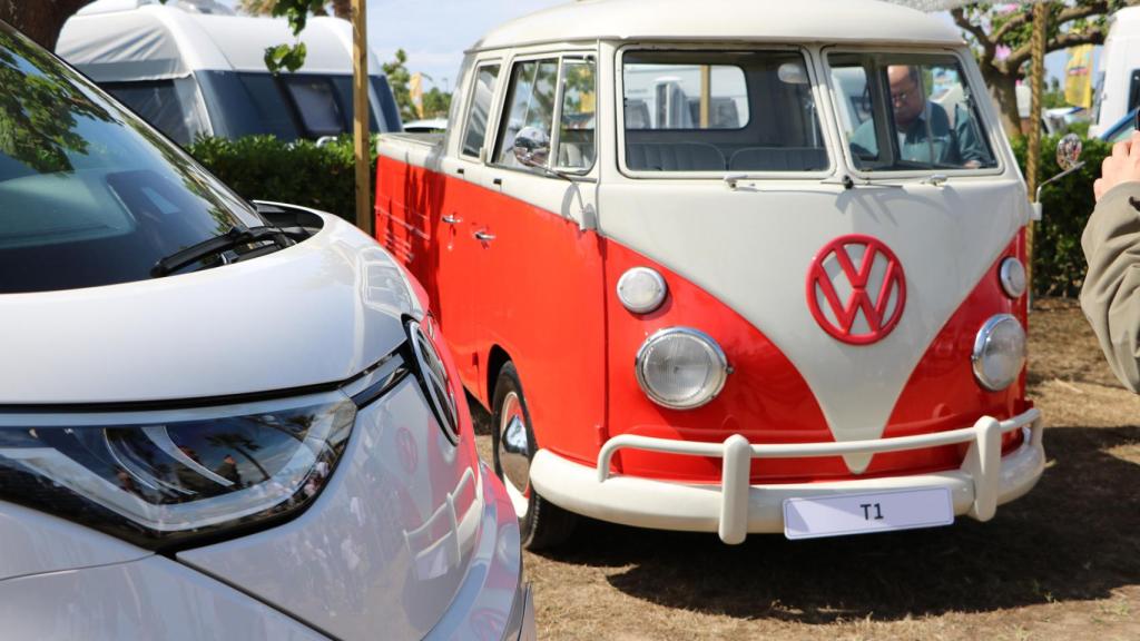 Imagen de la original VW Transporter con la nueva ID.Buzz.