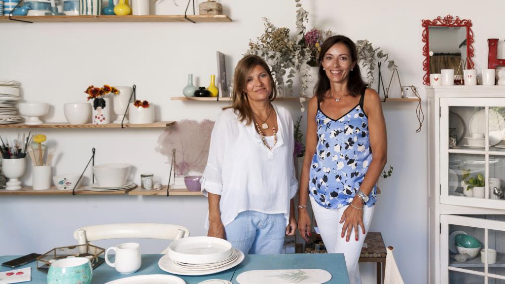 Belén Rodríguez (dcha.) junto a la ceramista Elsa Mateo (izq.).
