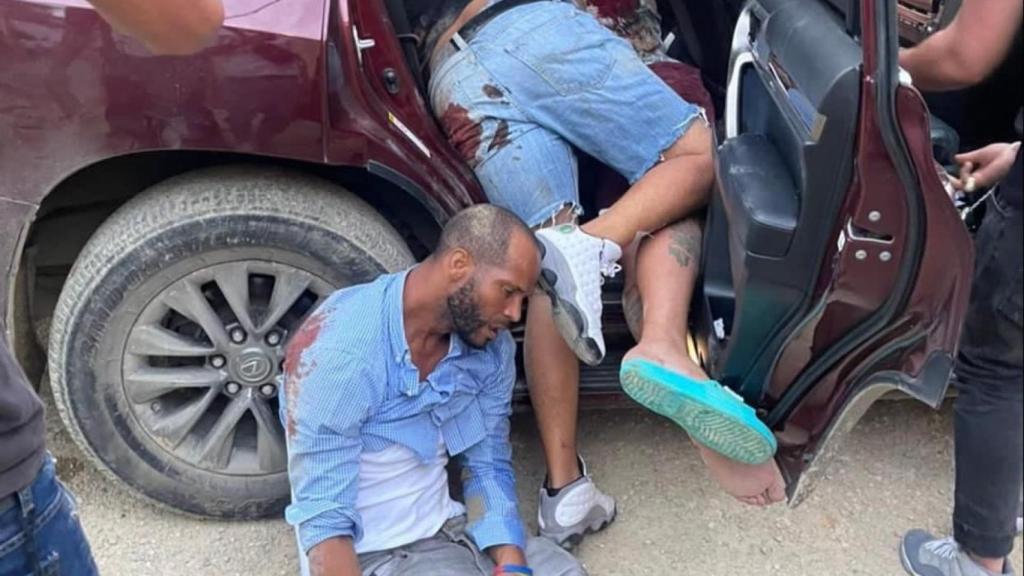 Tres civiles permanecen gravemente heridos después de un asalto en Santo Domingo.