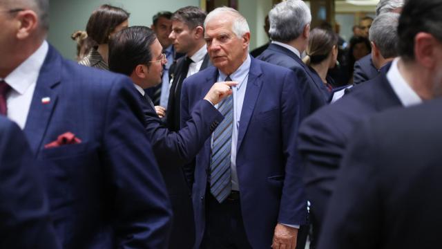 El ministro de Exteriores, José Manuel Albares, conversa con el jefe de la diplomacia europea, Josep Borrell, durante la reunión de este lunes en Bruselas