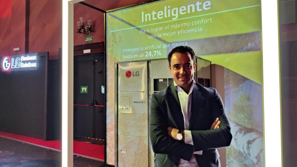 Gonzalo Martín delante de una unidad de Multi V i