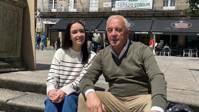 Nayeli Salgado, junto con Pachi Vázquez, el candidato a alcalde por Espazo en Común de Carballino.