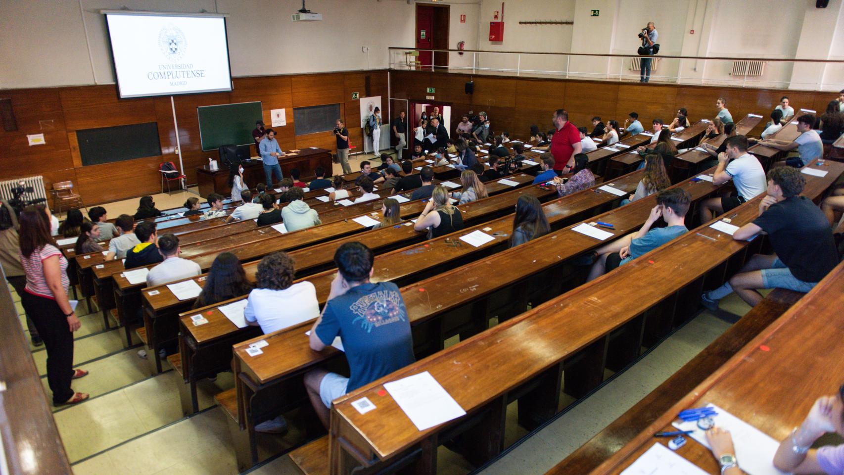 Un grupo de estudiantes realizando sus exámenes de EBAU en 2022.