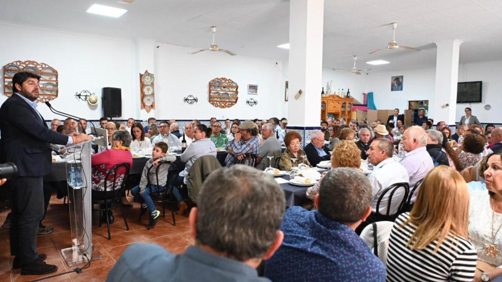 El candidato popular López Miras, durante el acto con agricultores de Águilas y Lorca.