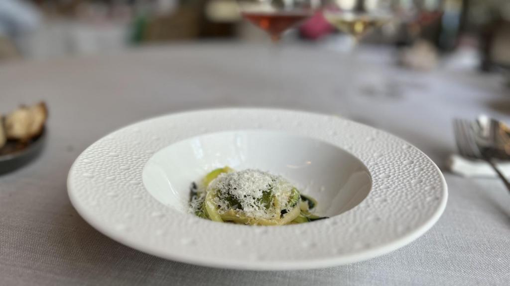 Pasta de calabacín con pesto de pistacho, fuera de carta