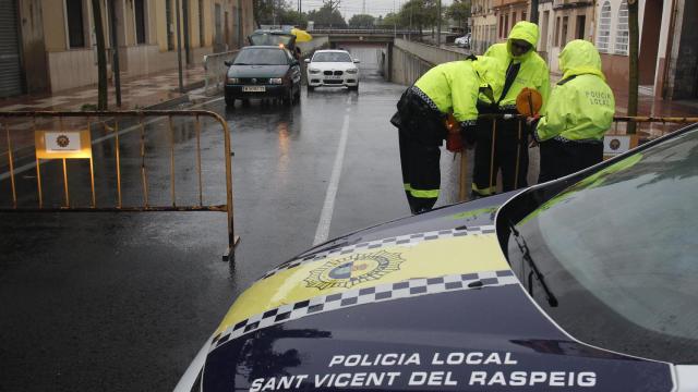 Vista general del agua que cae en el paso inferior a la entrada de San Vicente desde la carretera de La Alcoraya que ha sido cortado por las intensas lluvias.
