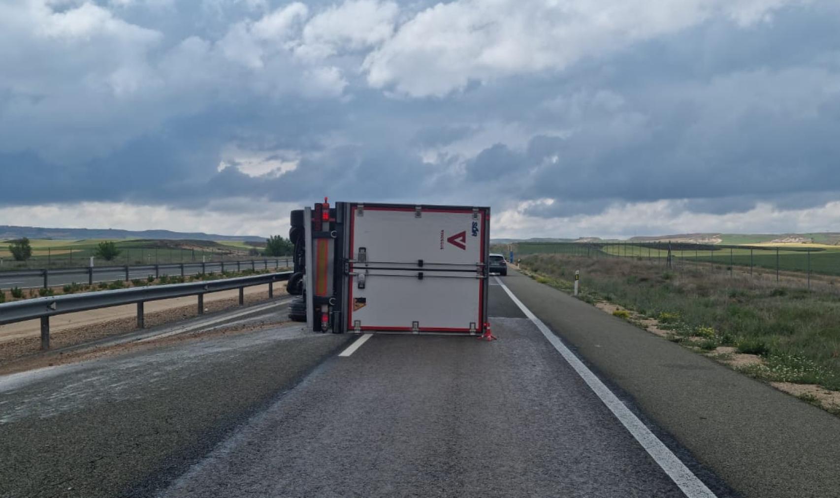 Imagen del camión volcado en la A-15