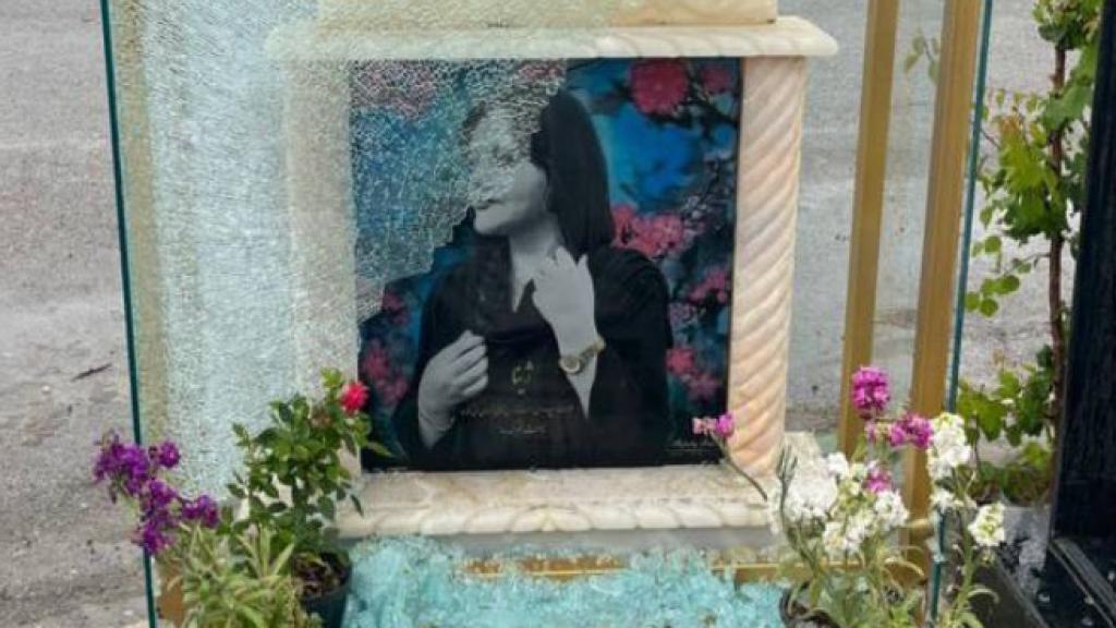 Tumba de la activista asesinada por el régimen iraní Masha Amini.