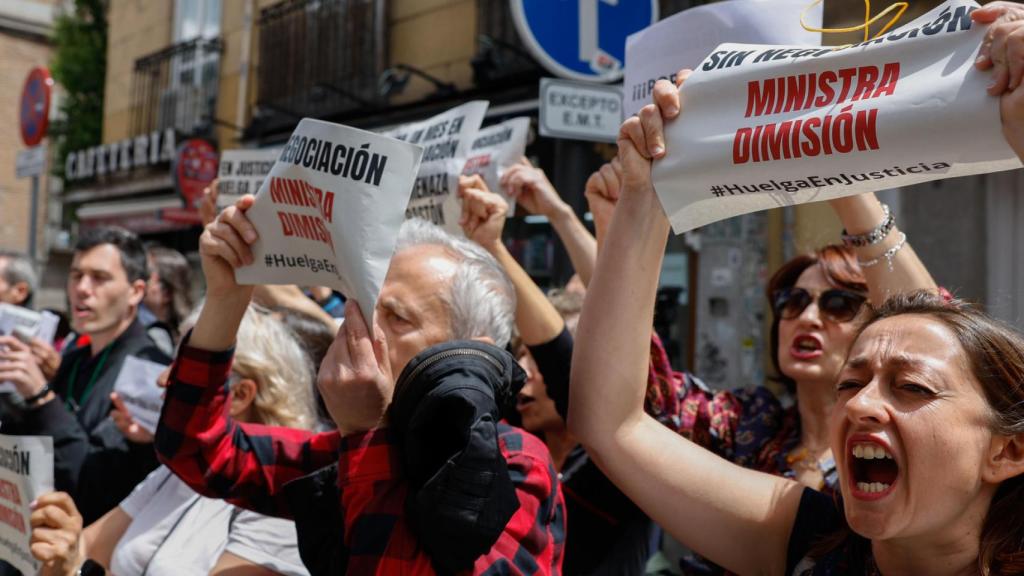 Protesta de funcionarios de Justicia este martes frente al Ministerio./