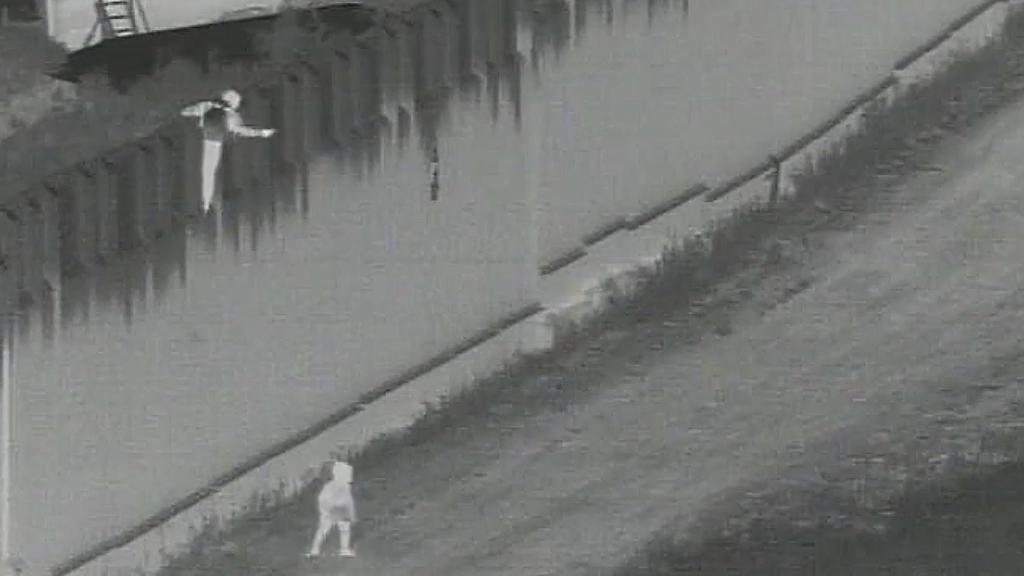 Cámara de vigilancia capta el momento en el que el niño de 4 años es arrojado por encima de la frontera con México.