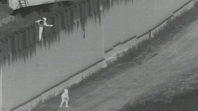 Cámara de vigilancia capta el momento en el que el niño de 4 años es arrojado por encima de la frontera con México.
