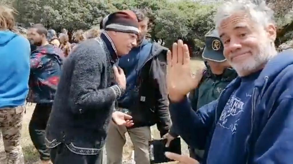 La Guardia Civil identificando a los okupas, en su mayoría extranjeros.