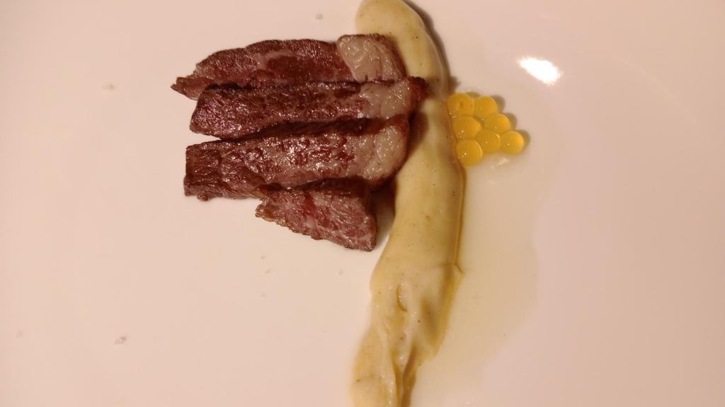 Picaña de wagyu en puré de mantequilla negra y perlas de miel de lavanda del chef Rubén Amro.