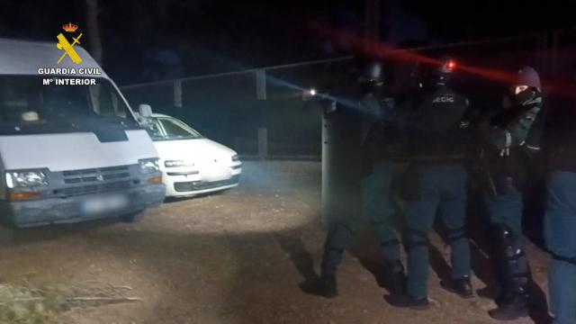 Momento en el que se practicaron parte de las detenciones por parte de la Guardia Civil.