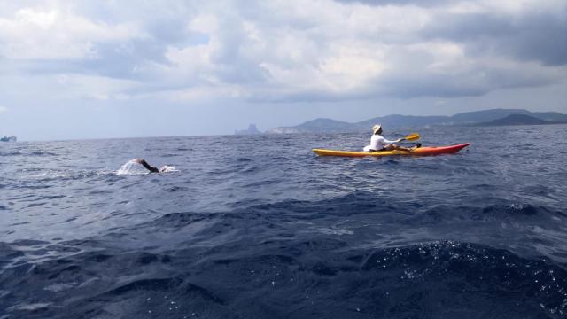 Álvaro Trigo, en otro reto solidario que llevó a cruzar a nado Formentera desde Ibiza.