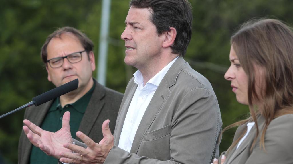 El presidente de la Junta, Alfonso Fernández Mañueco, durante el acto de este martes en La Bañeza.