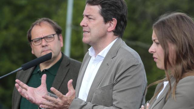 El presidente de la Junta, Alfonso Fernández Mañueco, durante el acto de este martes en La Bañeza.