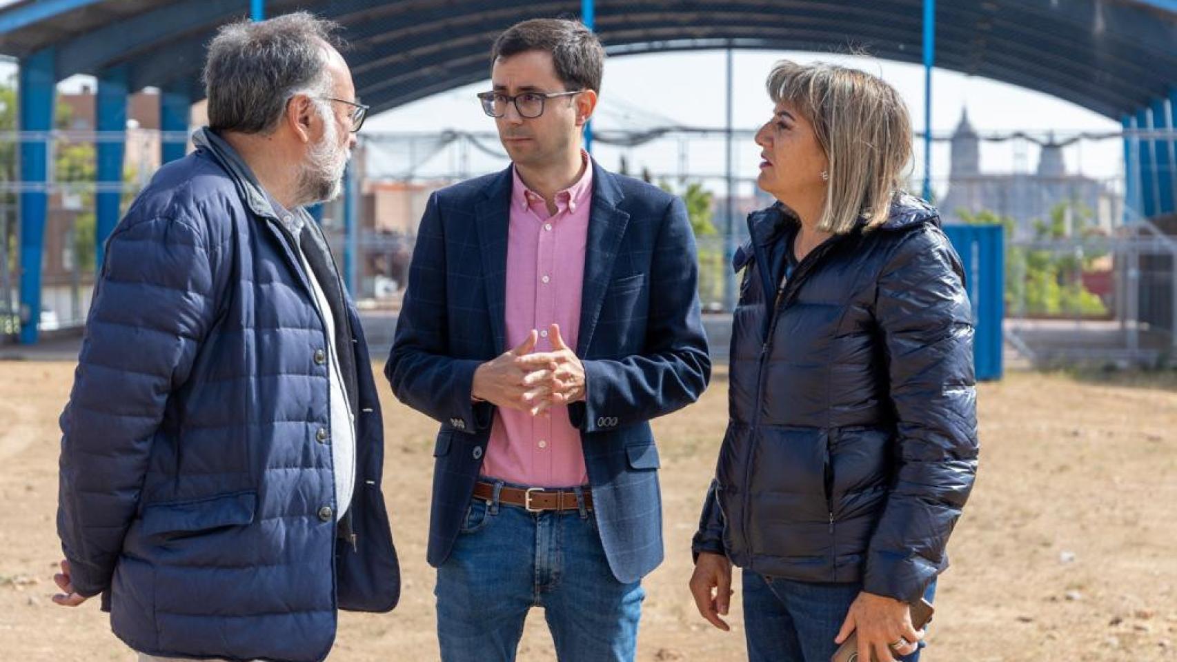 Juan José García Meilán, José Luis Mateos y María Garcia, en el barrio de Vistahermosa