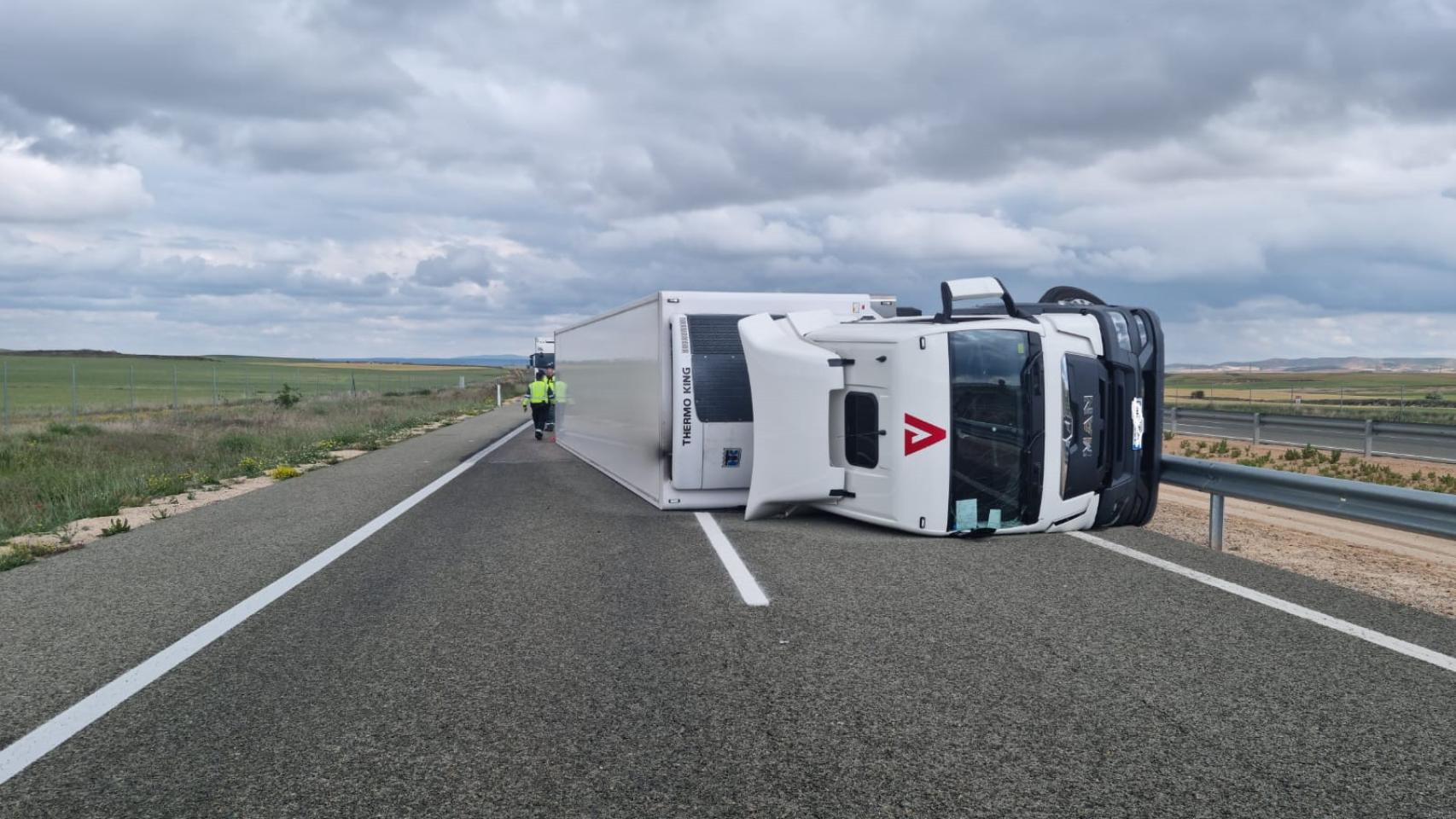 Imagen del camión tras volcar en la A-15