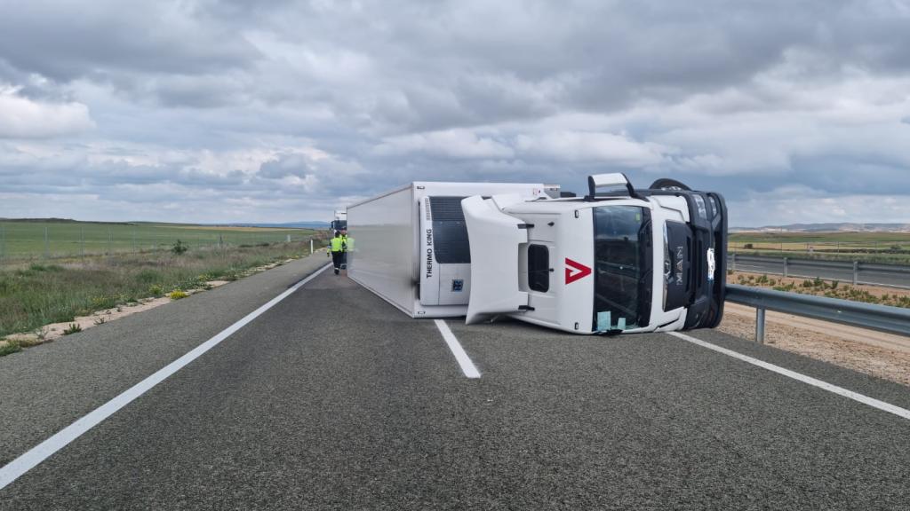 Imagen del camión tras volcar en la A-15