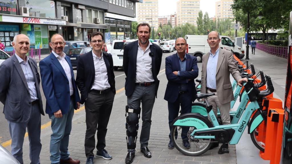 Óscar Puente y distintos concejales en la estación de Biki de Poniente
