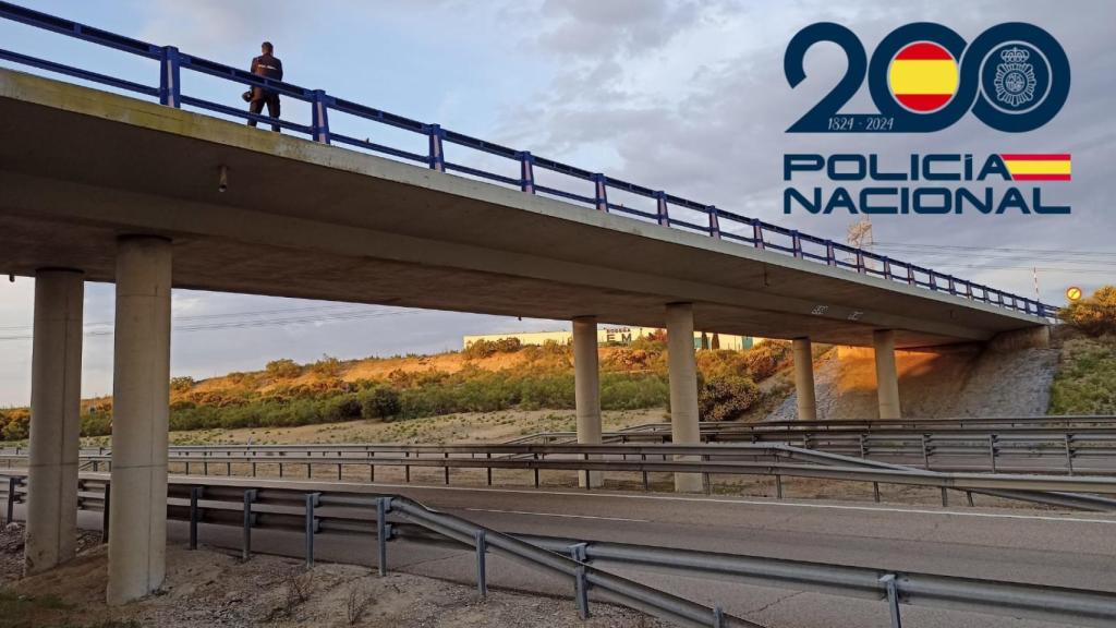 Un agente en el puente de la A-6