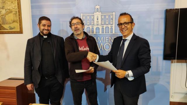 Foto de archivo de la firma del  convenio para el aparcamiento en la zona posterior del Seminario