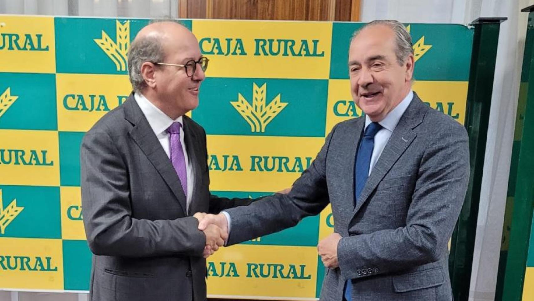El presidente del Ilustre Colegio Oficial de Veterinarios de Zamora, Victorio Lobo, y el director general de Caja Rural de Zamora, Cipriano García