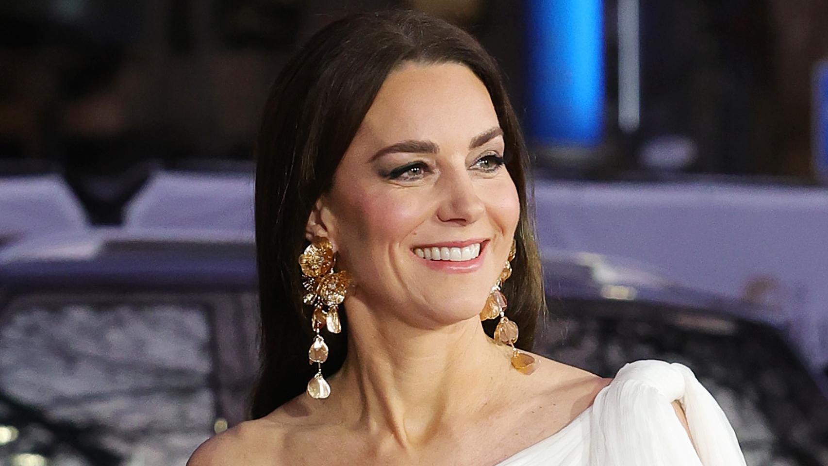 Kate Middleton luciendo pendientes de Zara.