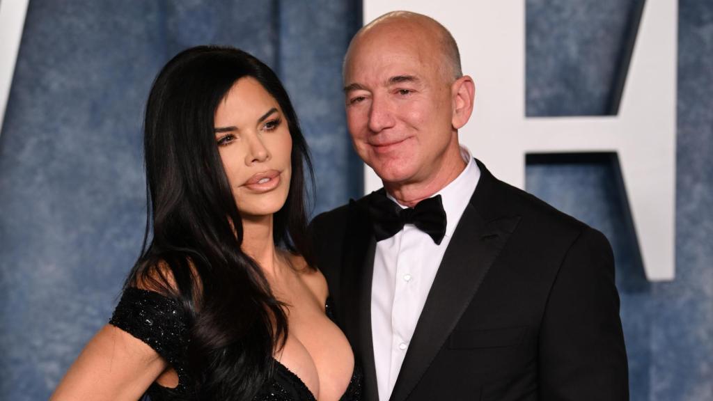 Jeff Bezos y Lauren Sánchez en la fiesta de los Oscar organizada pro 'Vanity Fair'.