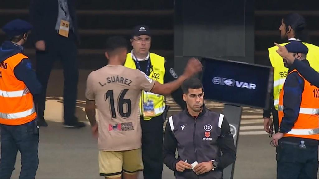 Luis Suárez empuja el monitor del VAR y lo tira al suelo.