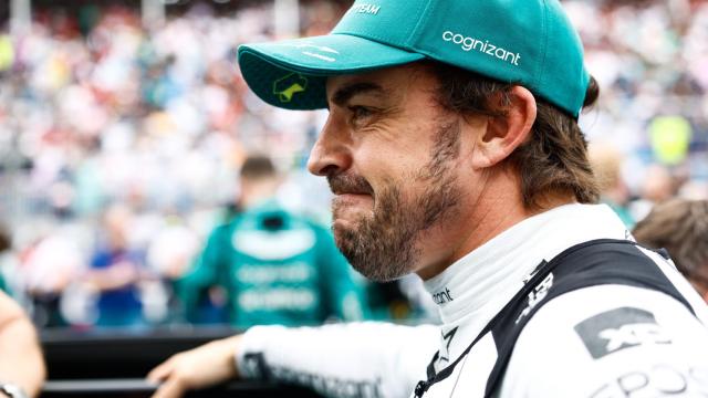 Fernando Alonso luce los colores de Aston Martin en el paddock.