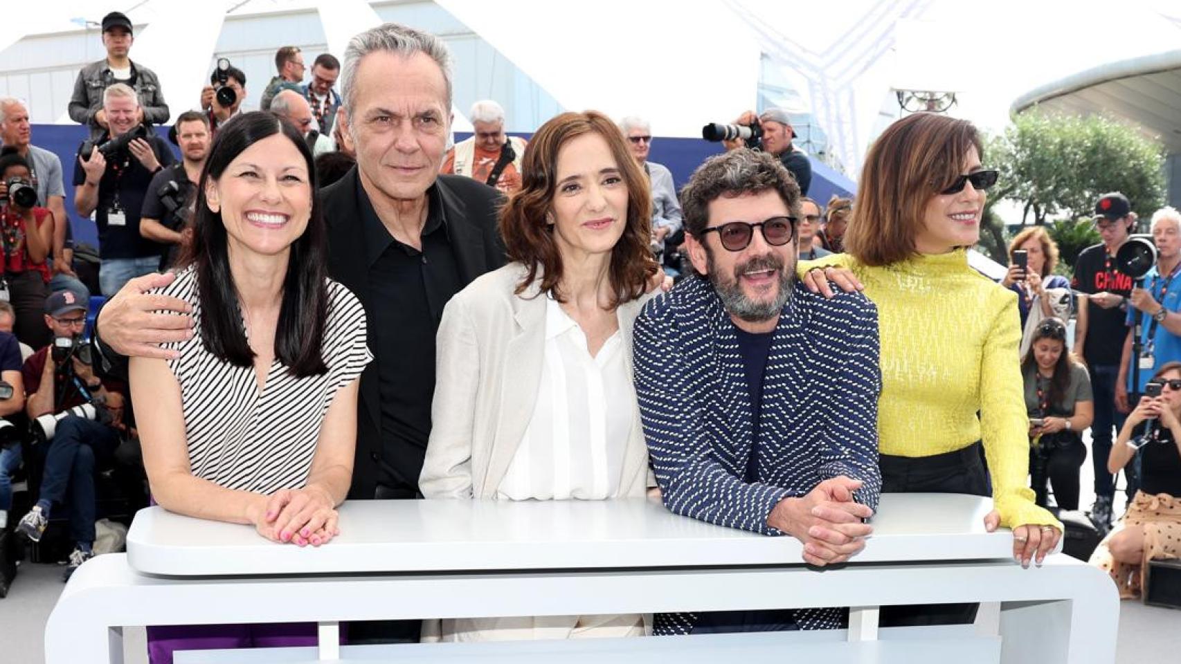 Los actores Helena Miquel, José Coronado, Ana Torrent, Manolo Solo y María León posan en el photocall de 'Cerrar los ojos', este lunes en el Festival de Cannes. Foto: EFE/EPA/Mohammed Badra
