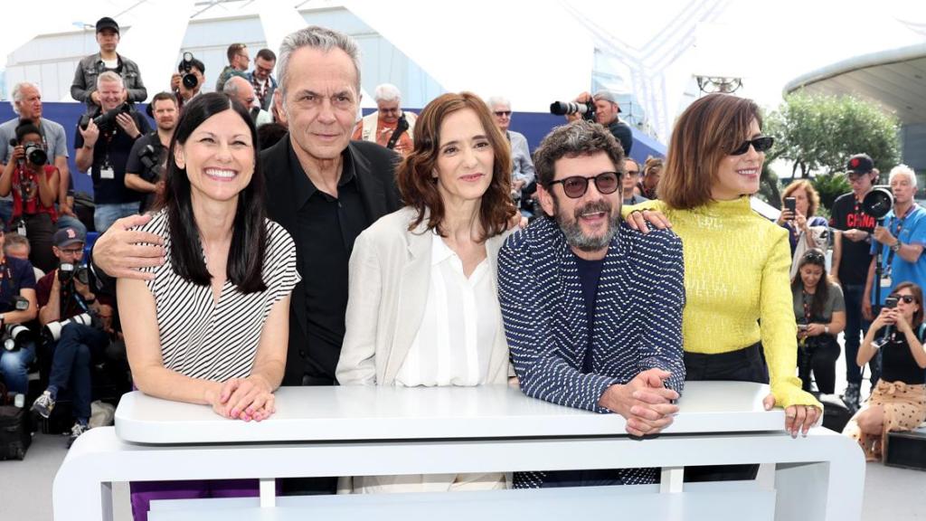 Los actores Helena Miquel, José Coronado, Ana Torrent, Manolo Solo y María León posan en el photocall de 'Cerrar los ojos', este lunes en el Festival de Cannes. Foto: EFE/EPA/Mohammed Badra