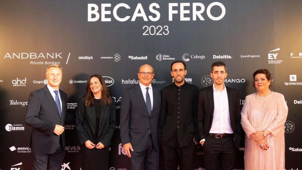 Los tres investigadores galardonados en la XXIV Beques Fero y el V Projecte FERO-ghd de la Fundació FERO, con los esponsors responsables de entregarles las correspondientes becas, de izda a derecha: Sr. Thys Niermeyer, director de ghd Iberia, la Dra. Mariona Graupera, Sr. Andrés Escarpenter, patrono de la Fundación Bosch Aymrich, el Dr. Jon Zugazagoitia, Dr. Francisco Martínez y Sra. Paloma García Peña, patrona de la Fundación Ramon Areces.