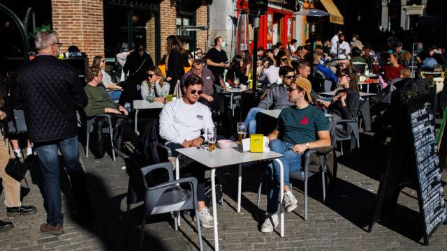 Ciudadanos en terrazas de Madrid.