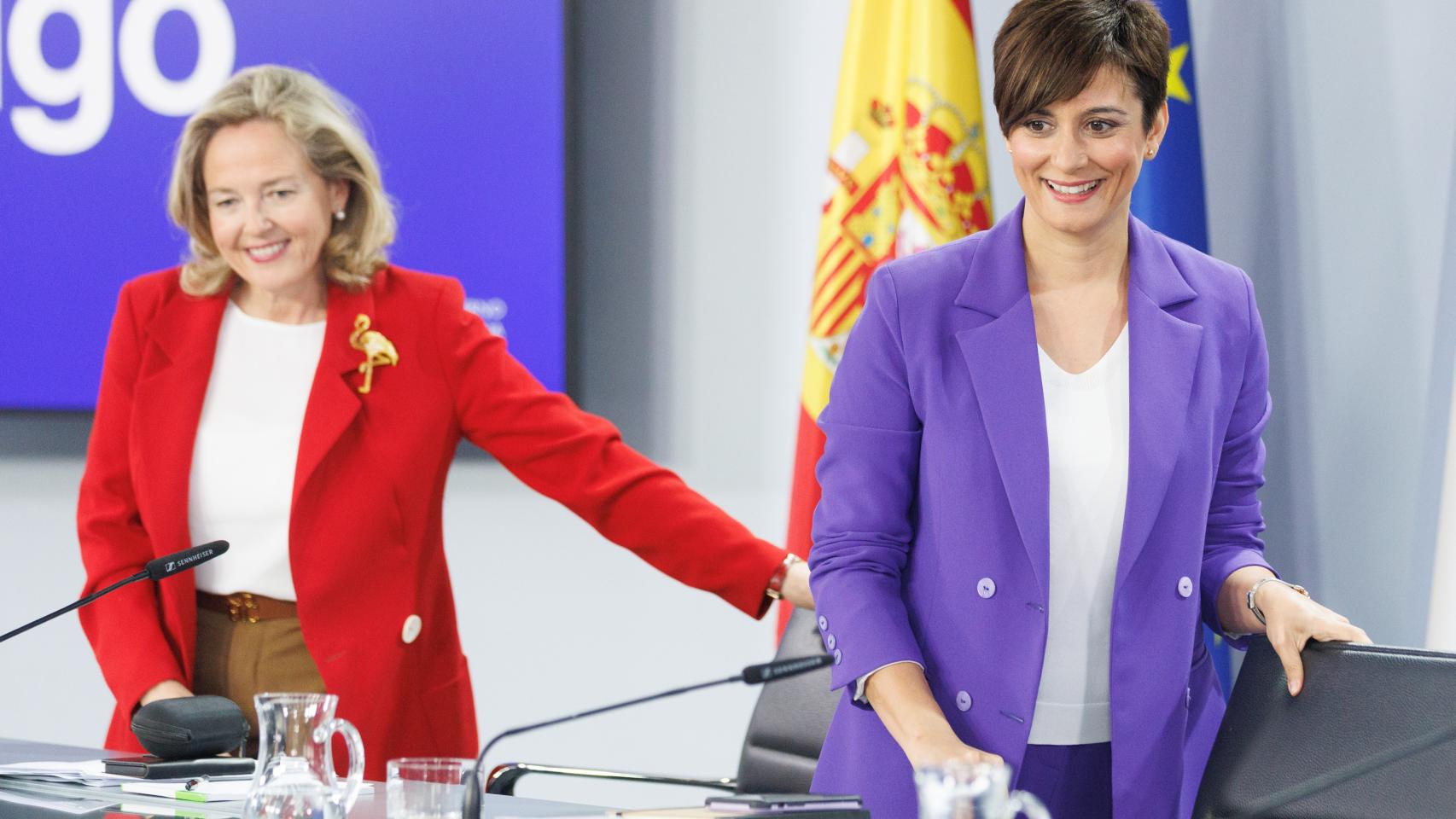 La vicepresidenta primera y ministra de Asuntos Económicos y Transformación Digital, Nadia Calviño (i), y la ministra de Política Territorial y portavoz del Gobierno de España, Isabel Rodríguez (d), a su llegada a una rueda de prensa posterior al Consejo de Ministros en Moncloa, a 23 de mayo de 2023, en Madrid (España).