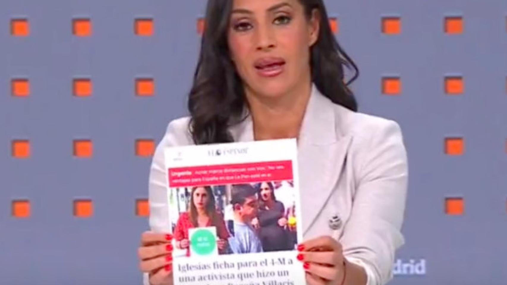 Begoña Villacís con la noticia de EL ESPAÑOL en la que está reflejado su escrache.