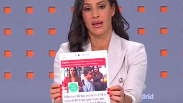 Begoña Villacís con la noticia de EL ESPAÑOL en la que está reflejado su escrache.