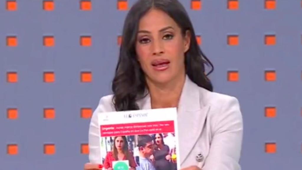 Begoña Villacís con la noticia de EL ESPAÑOL en la que está reflejado su escrache.