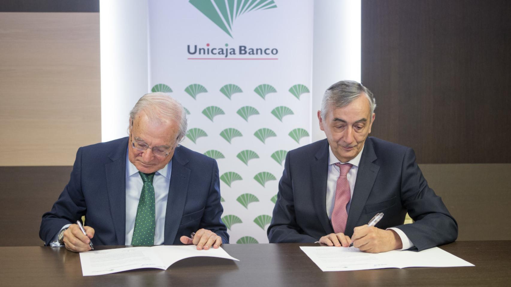 El Presidente de Unicaja Banco, Manuel Azuaga, y el Director General de Funcas, Carlos Ocaña.