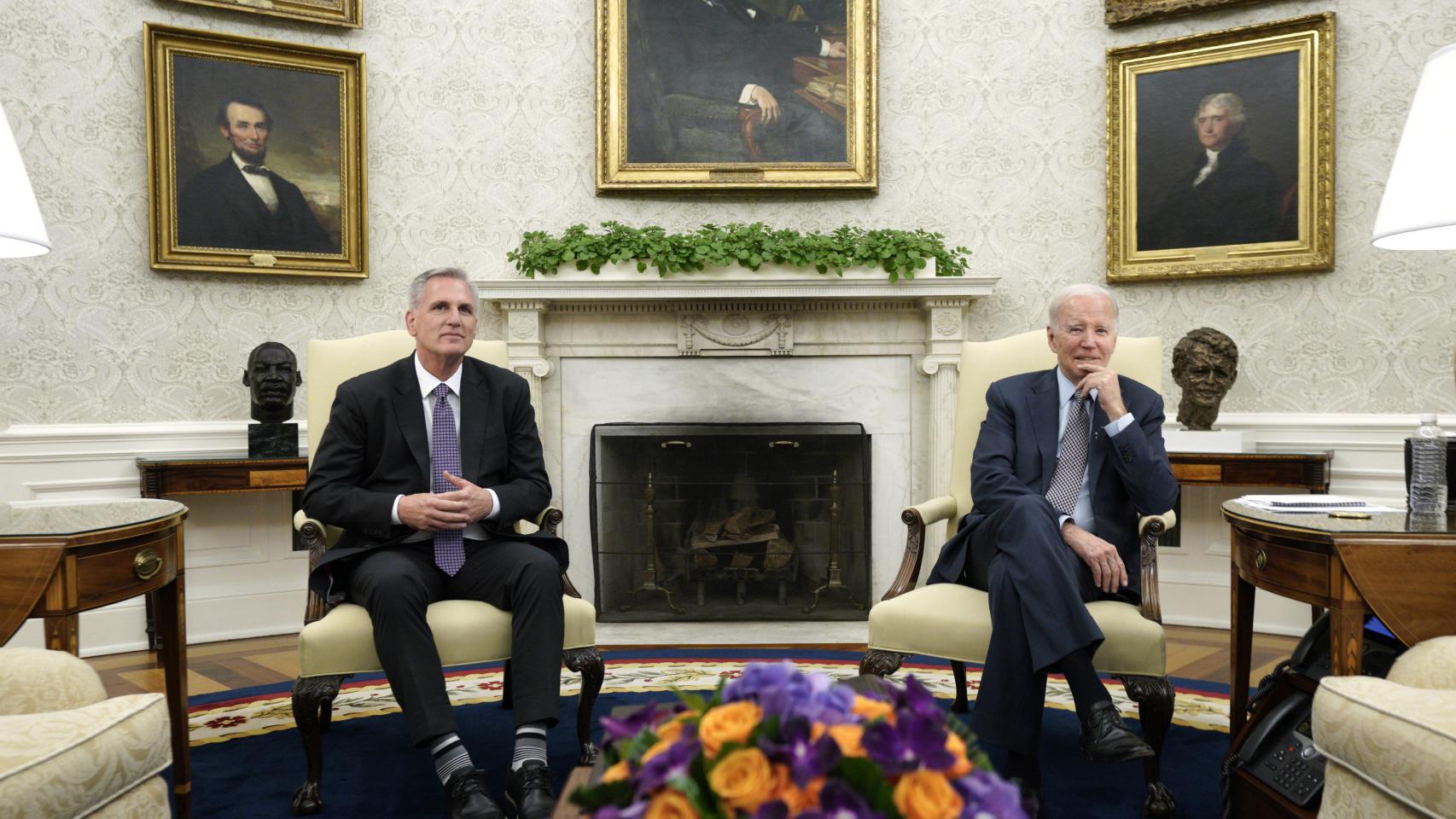 El presidente de la Cámara de Representantes, el republicano Kevin McCarthy, y el presidente de Estados Unidos, Joe Biden, reunidos este lunes.