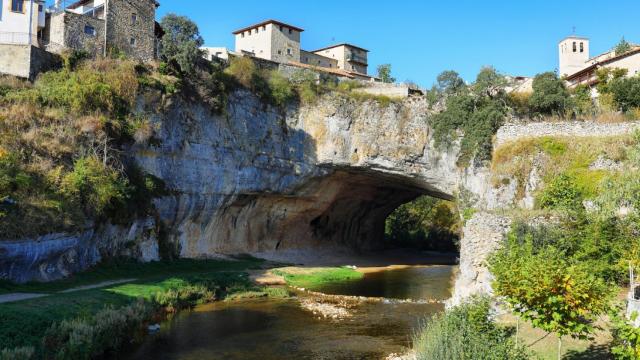 Este pueblo de Burgos es uno de los más bonitos: está construido sobre un río