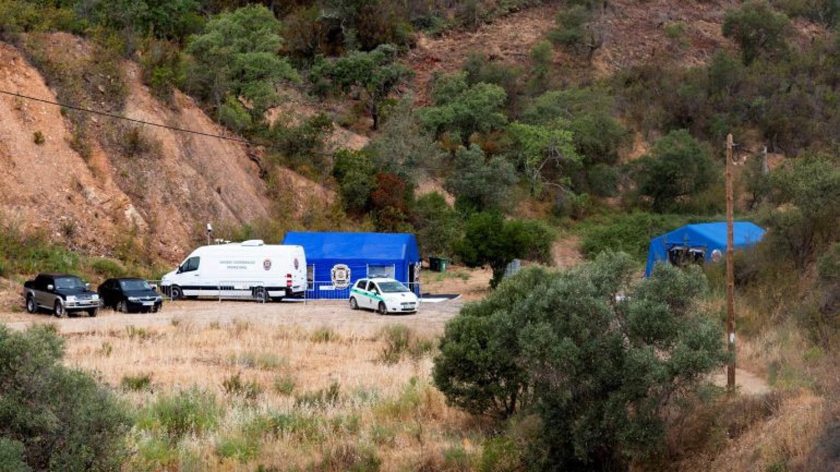 Vehículos y tiendas de campaña de la Policía Judicial de Investigaciones de Portugal en la presa de Arade.