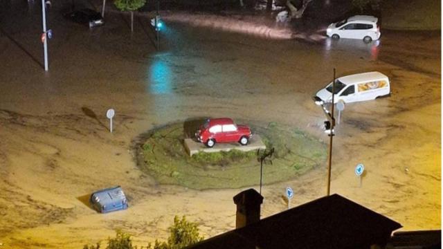 La emblemática rotonda del 600 de Cartagena, en la madrugada del martes, casi anegada por las lluvias de la DANA.
