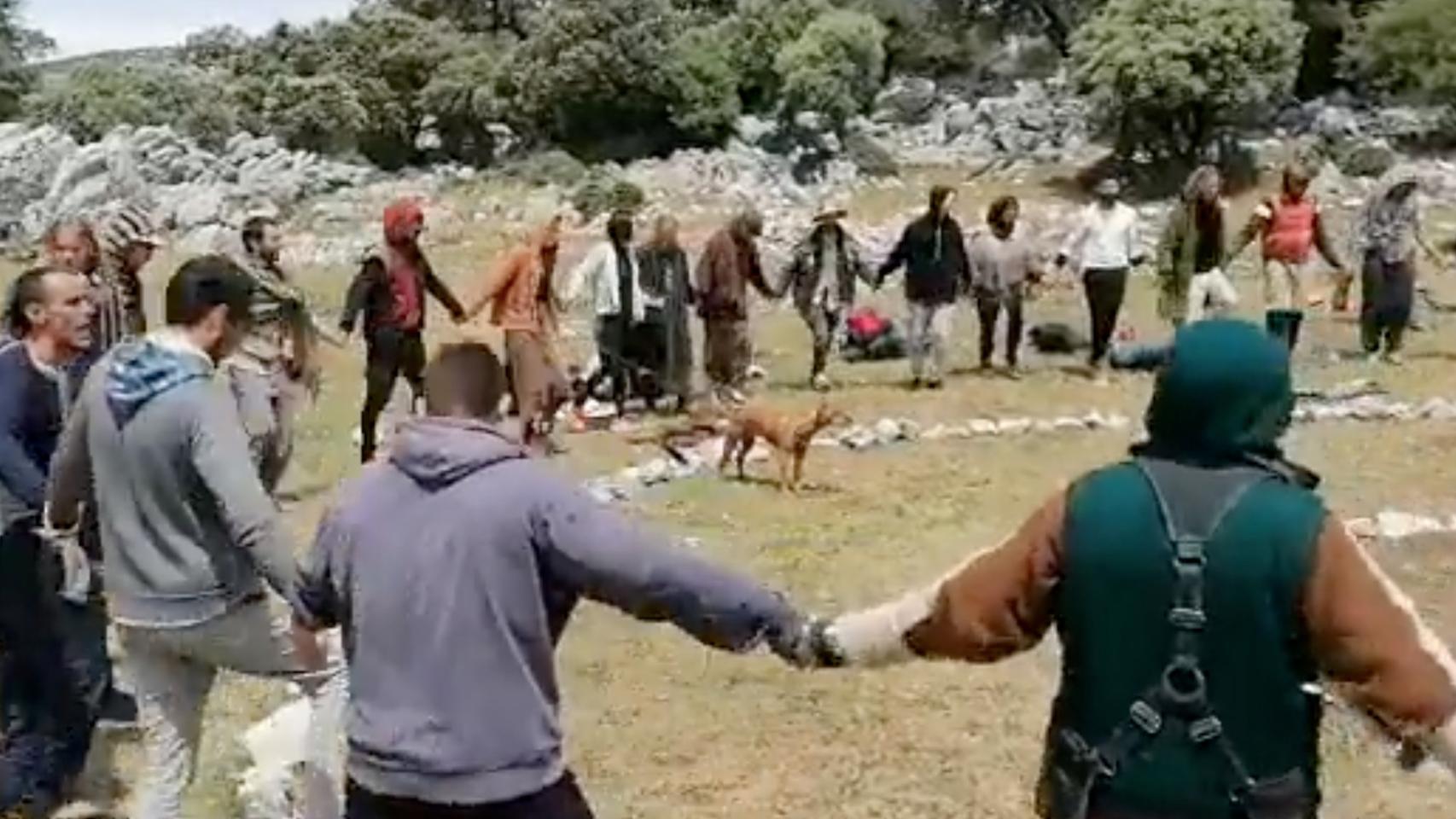 Una imagen de la comunidad que ha acampado en Benaocaz.