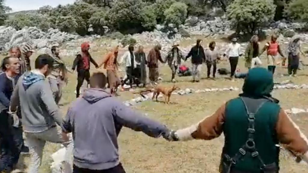 Una imagen de la comunidad que ha acampado en Benaocaz.